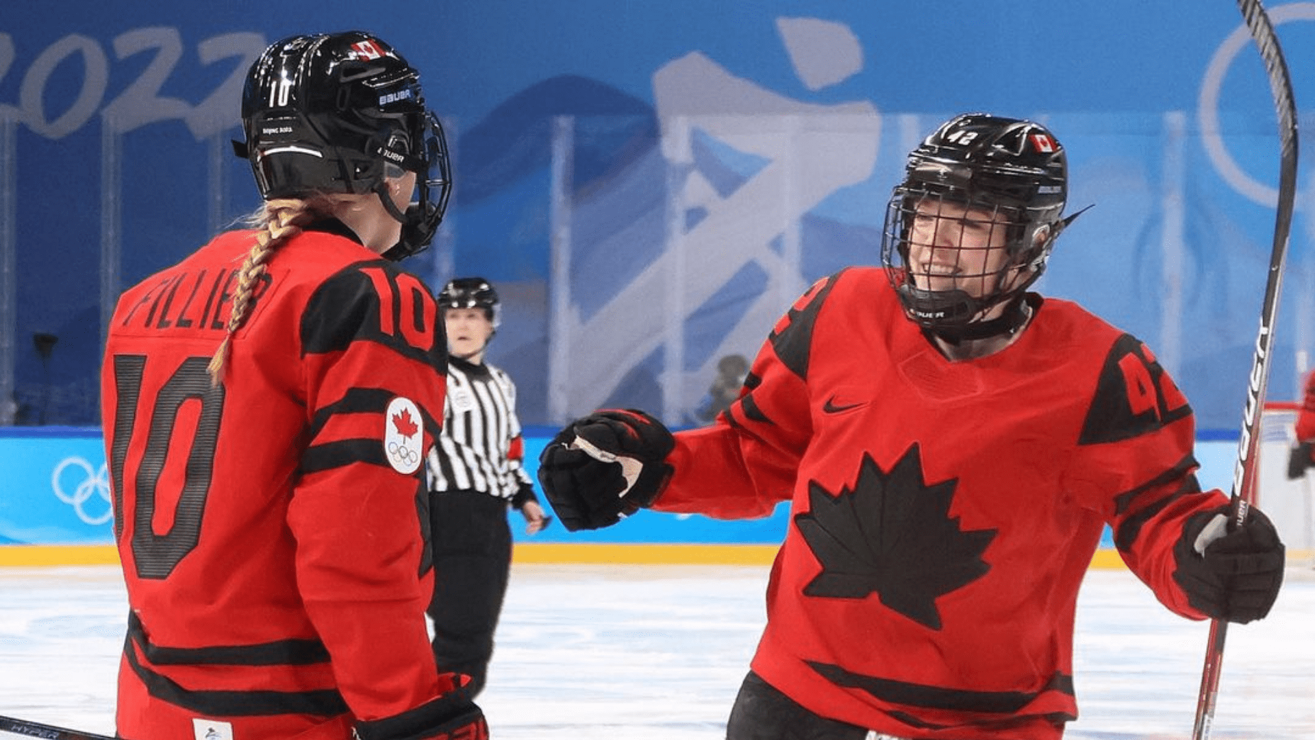 Natalie Spooner, with fellow Canadian women's Olympic hockey