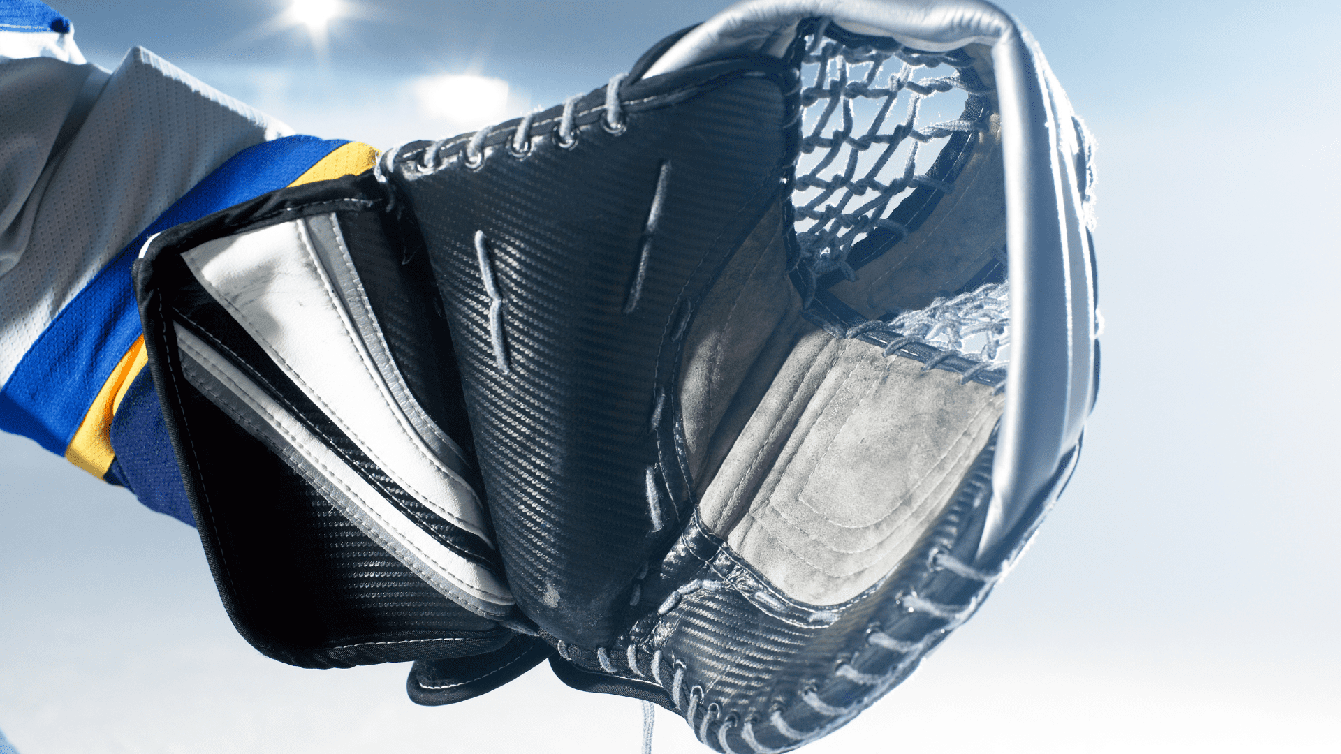 Вратарская ловушка vaughn v7 pro carbon. Вратарская перчатка в хоккее. 7 sr. Vaughn lt80 шорты. Перчатки вратаря bandy navy sr.